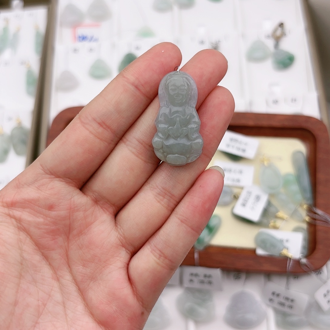 翡翠颈饰未镶嵌观音