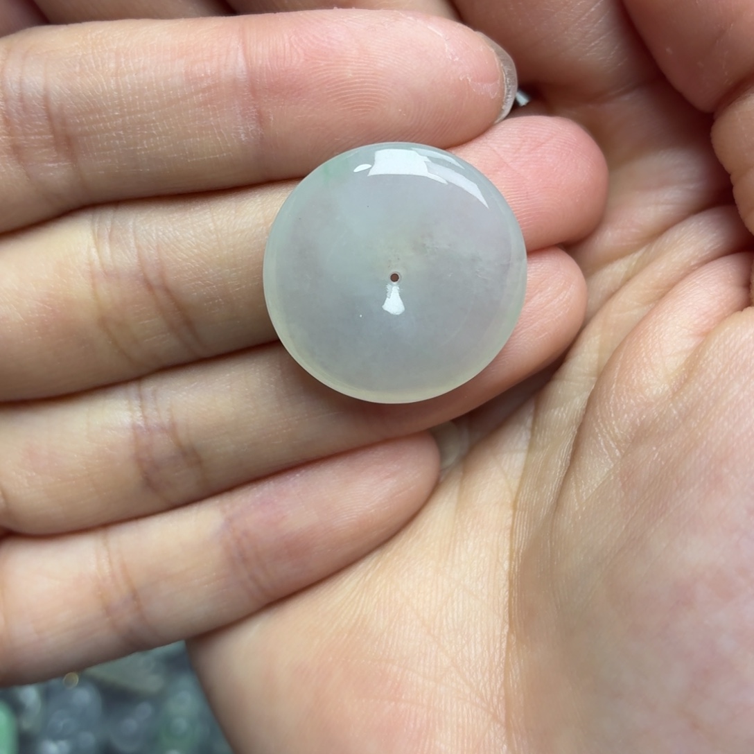 翡翠未镶嵌颈饰飘绿扣