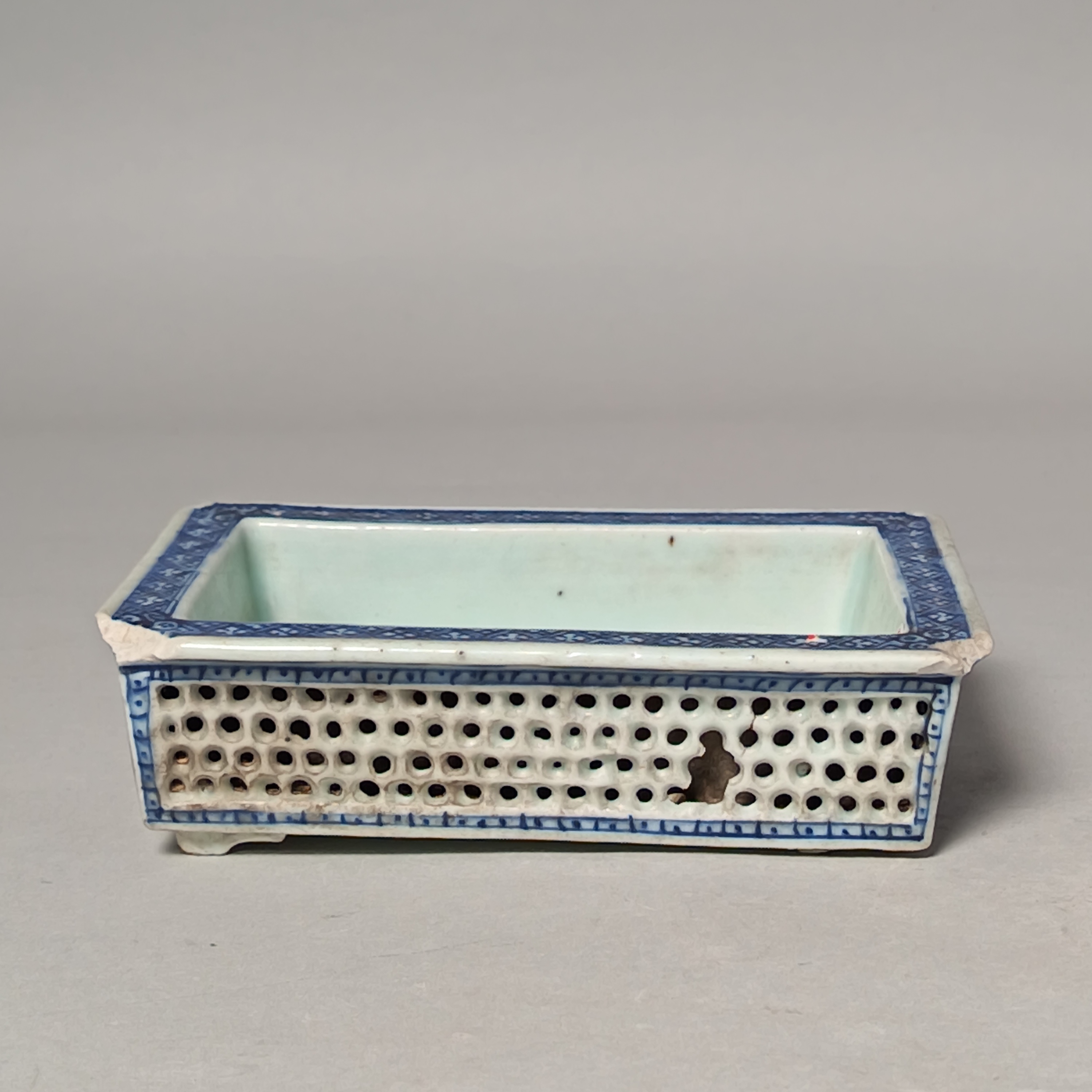 【010022711】清晚期 青花镂空水仙盆