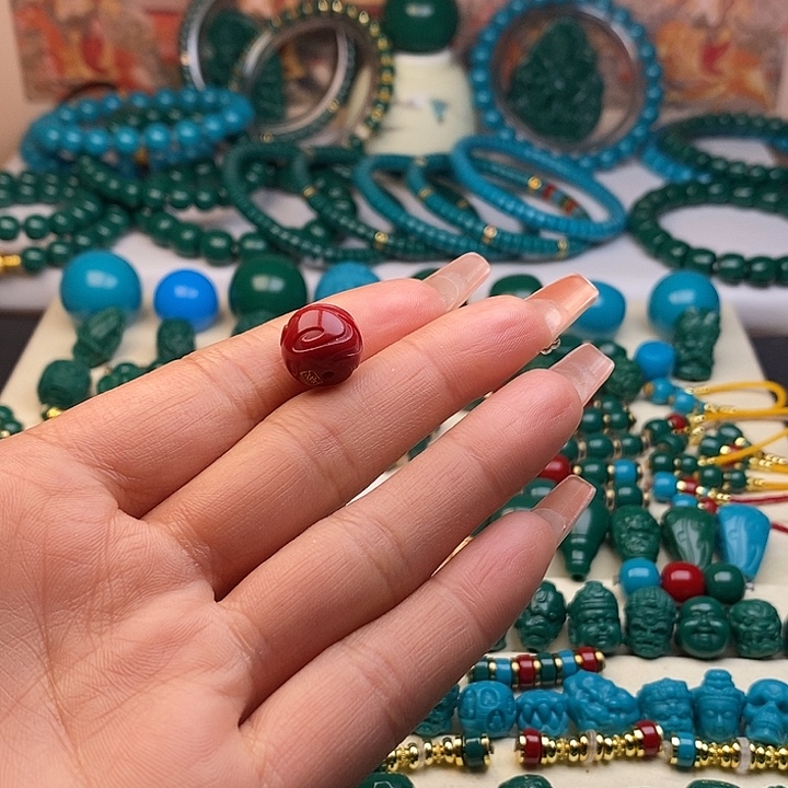 幸***.颈饰琉璃红色博古老型一颗