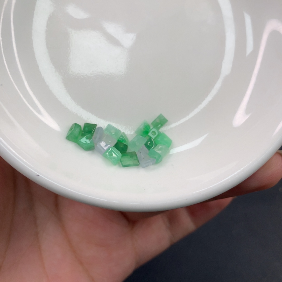 翡翠散珠翡翠散珠DIY手串多样性自发