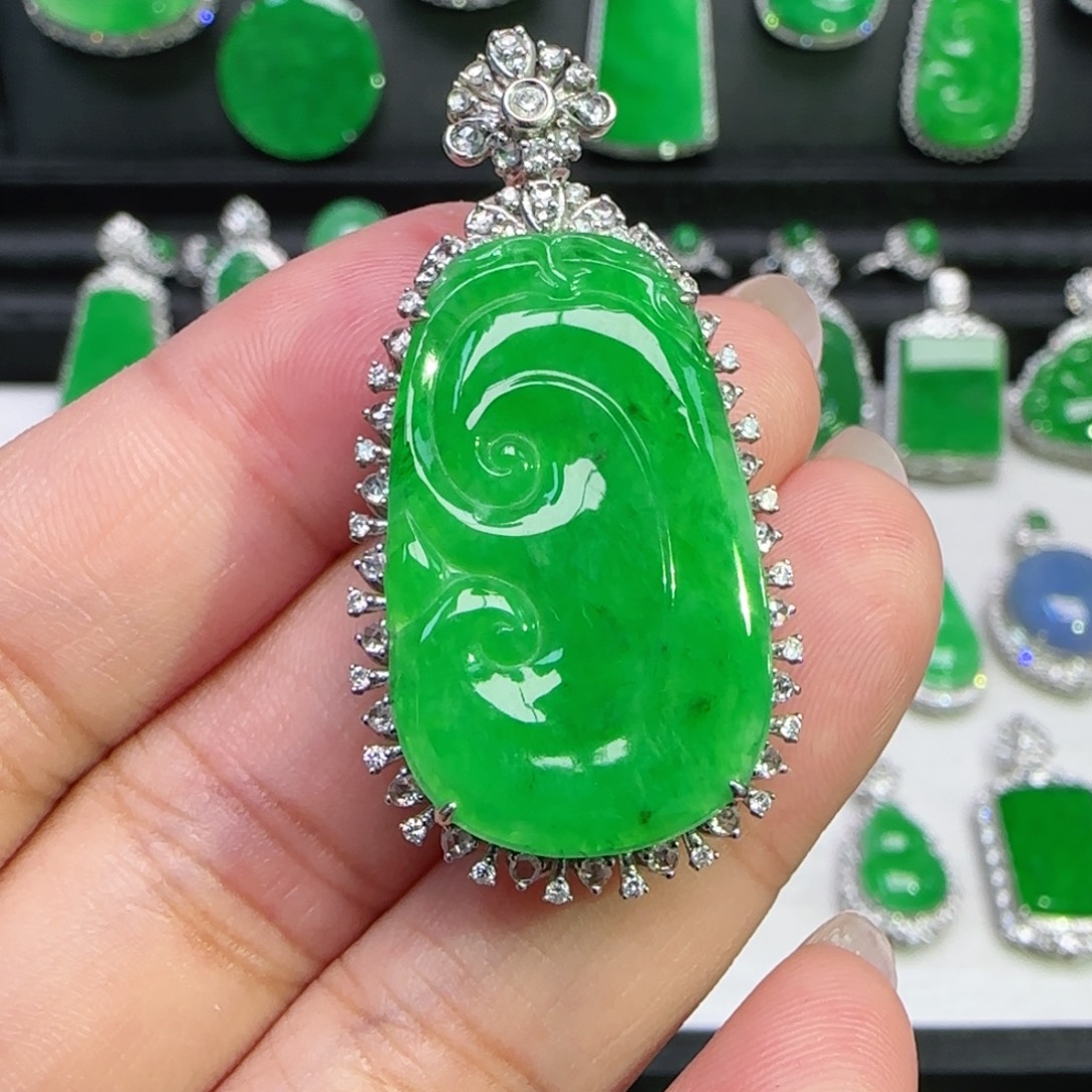 翡翠18K金镶嵌颈饰吊坠