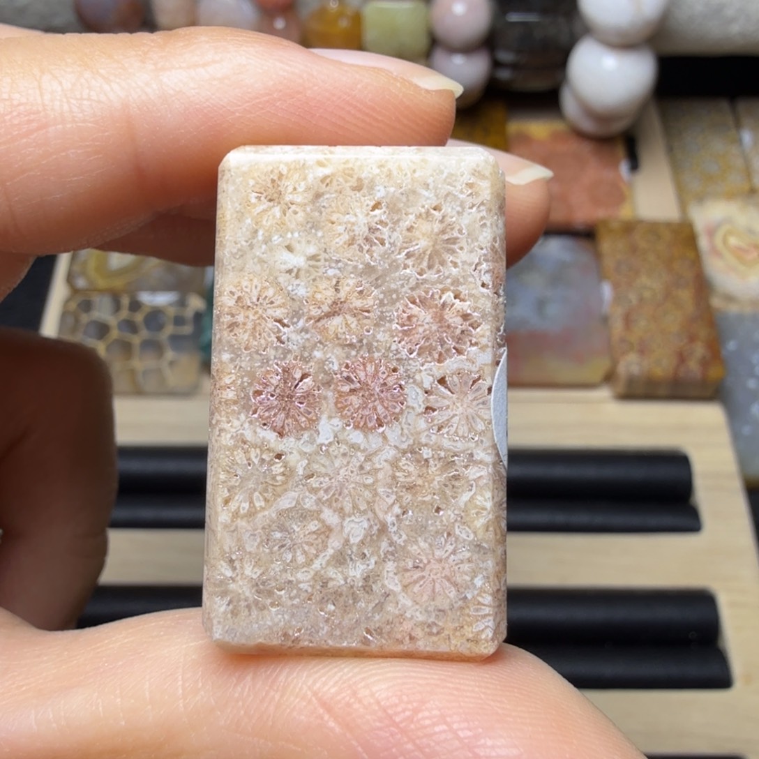 硅化玉未镶嵌粉黄骨骼花，手工牌