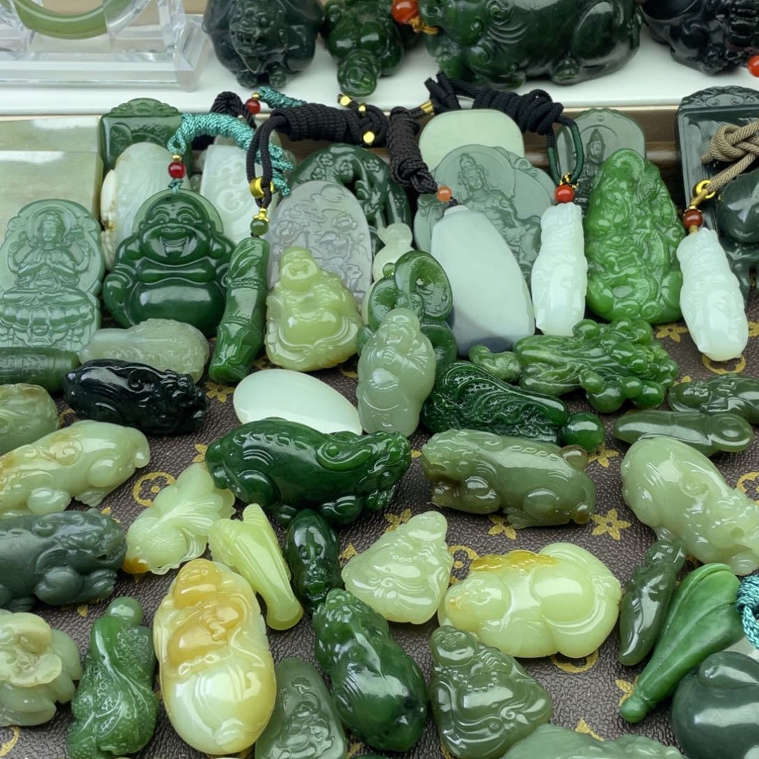 韦***方和田玉未镶嵌颈饰