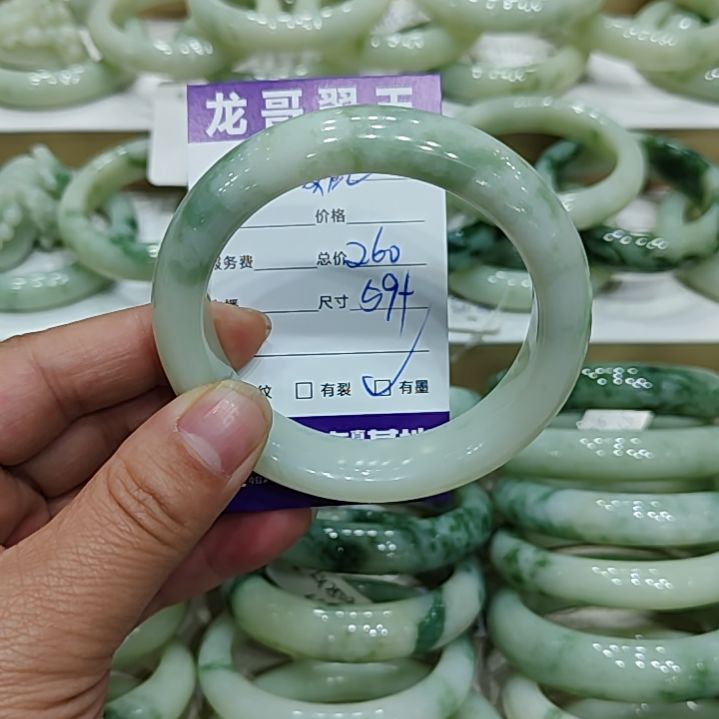 透闪石-蛇纹石玉手镯未镶嵌好***己