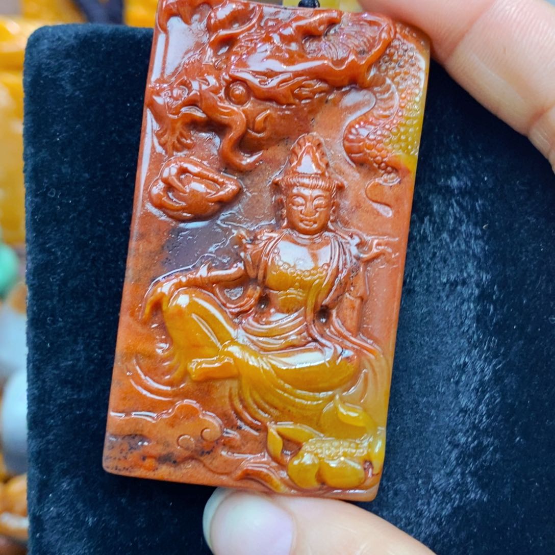 未镶嵌石英质玉（黄龙玉）颈饰