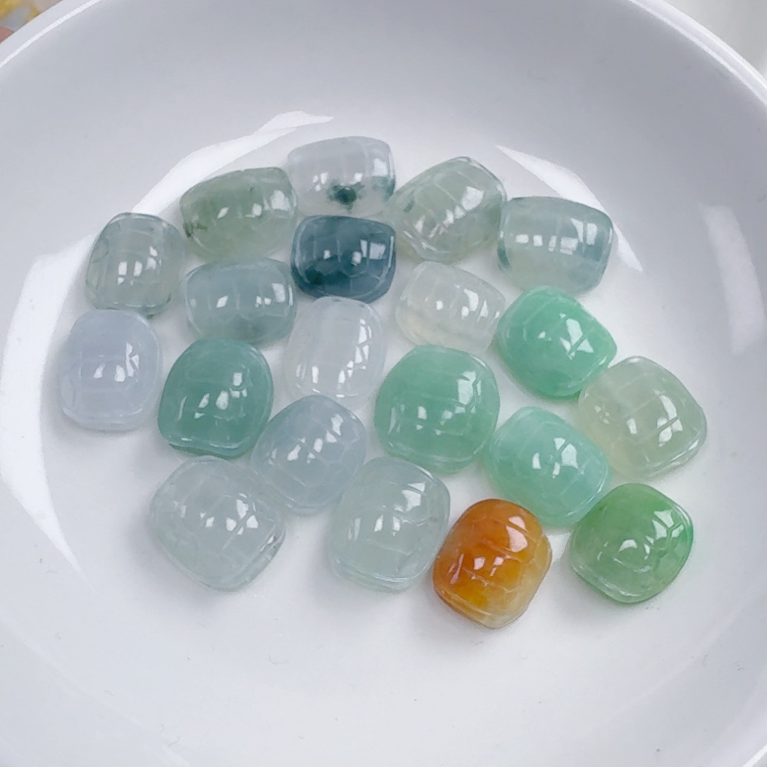 翡翠散珠双孔龟壳一个