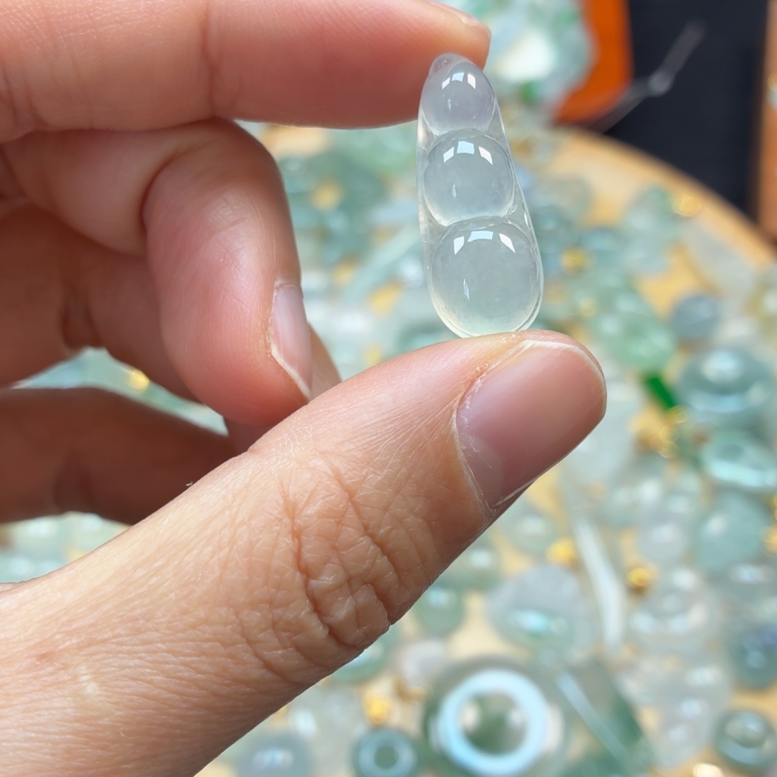 翡翠未镶嵌颈饰豆子