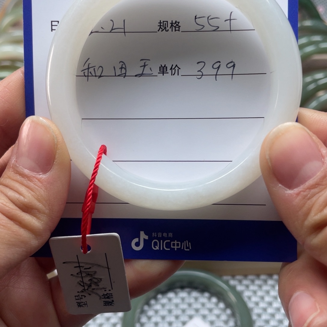 和田玉手镯未镶嵌我****！