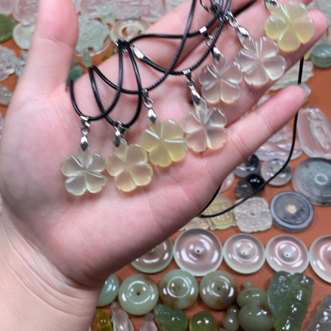 蛇纹石玉未镶嵌颈饰