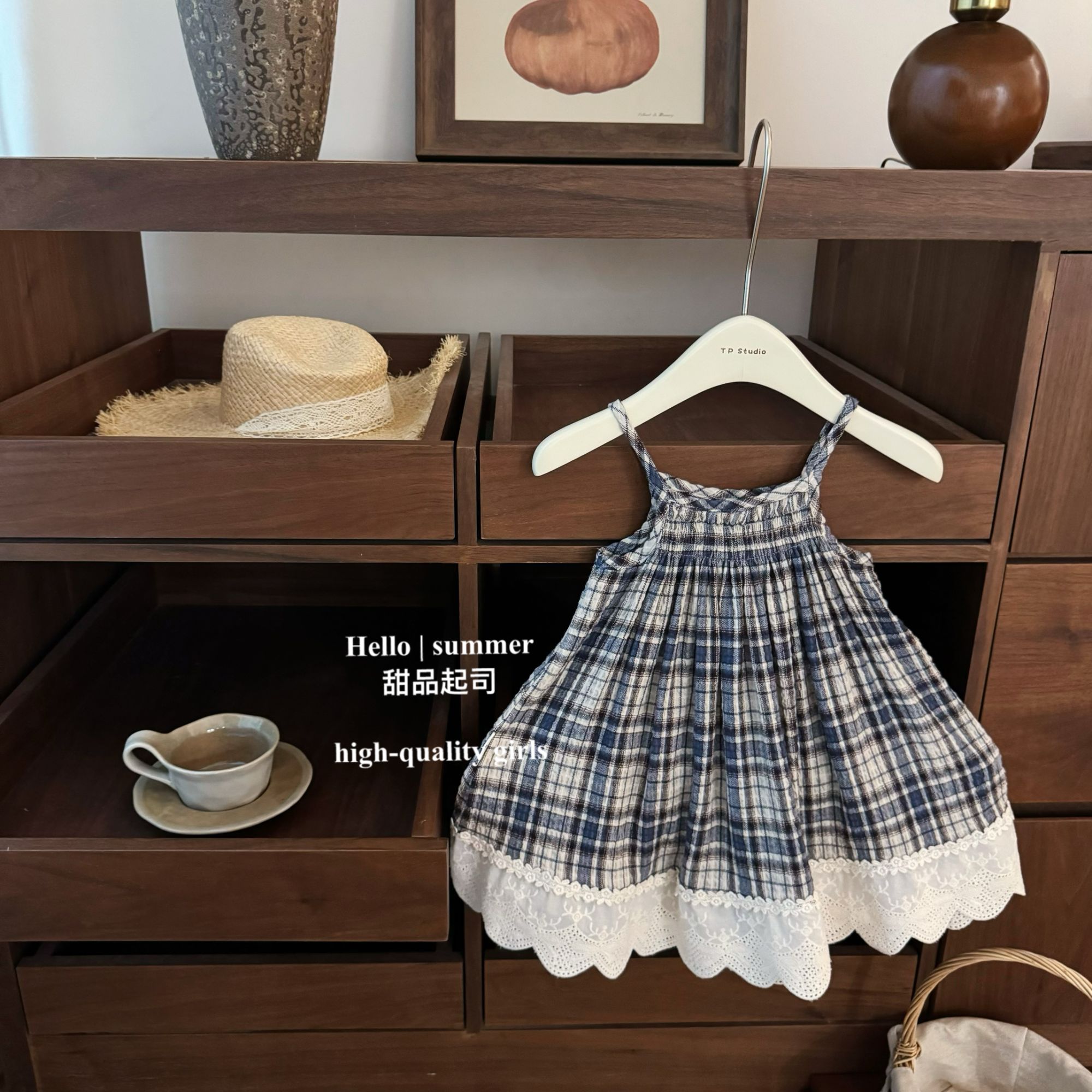 【甜品起司】卡普里蓝！女宝宝打揽蓝色格子蕾丝花边吊带海边度假裙