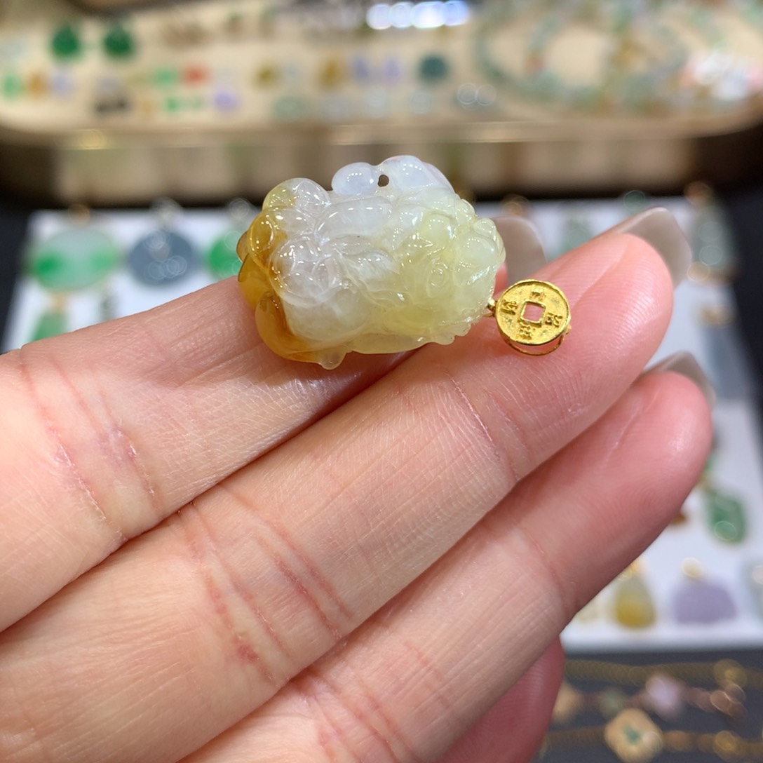 翡翠颈饰18K金镶嵌翡翠吊坠的未镶嵌