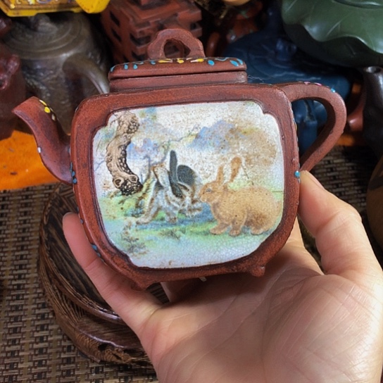 茶壶紫砂原矿泥料手工制作的一把紫砂壶。