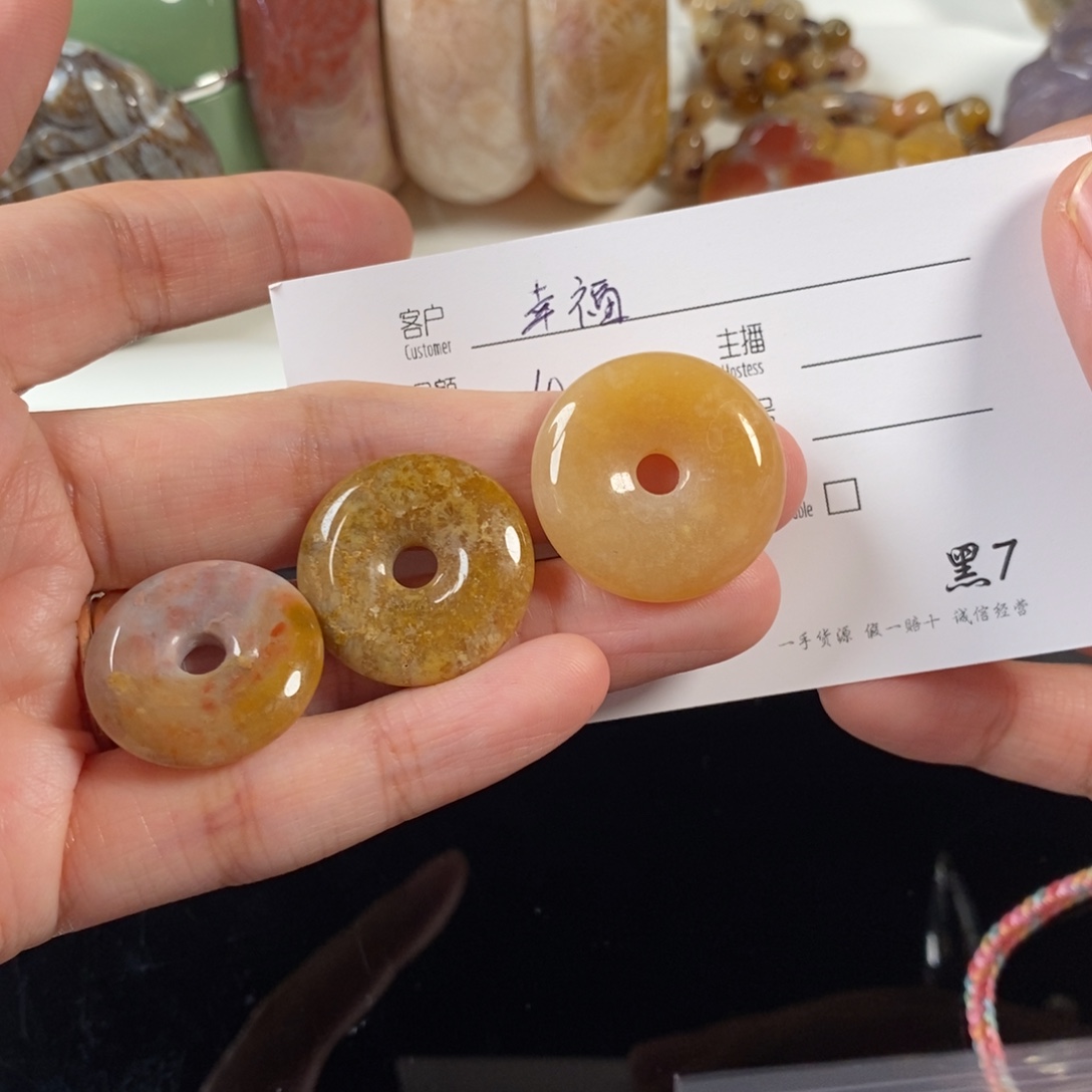 当***袭硅化珊瑚（珊瑚玉）未镶嵌颈饰