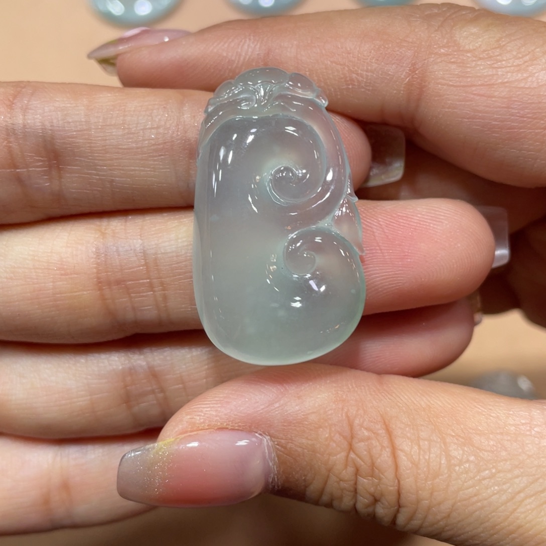 翡翠未镶嵌颈饰如意