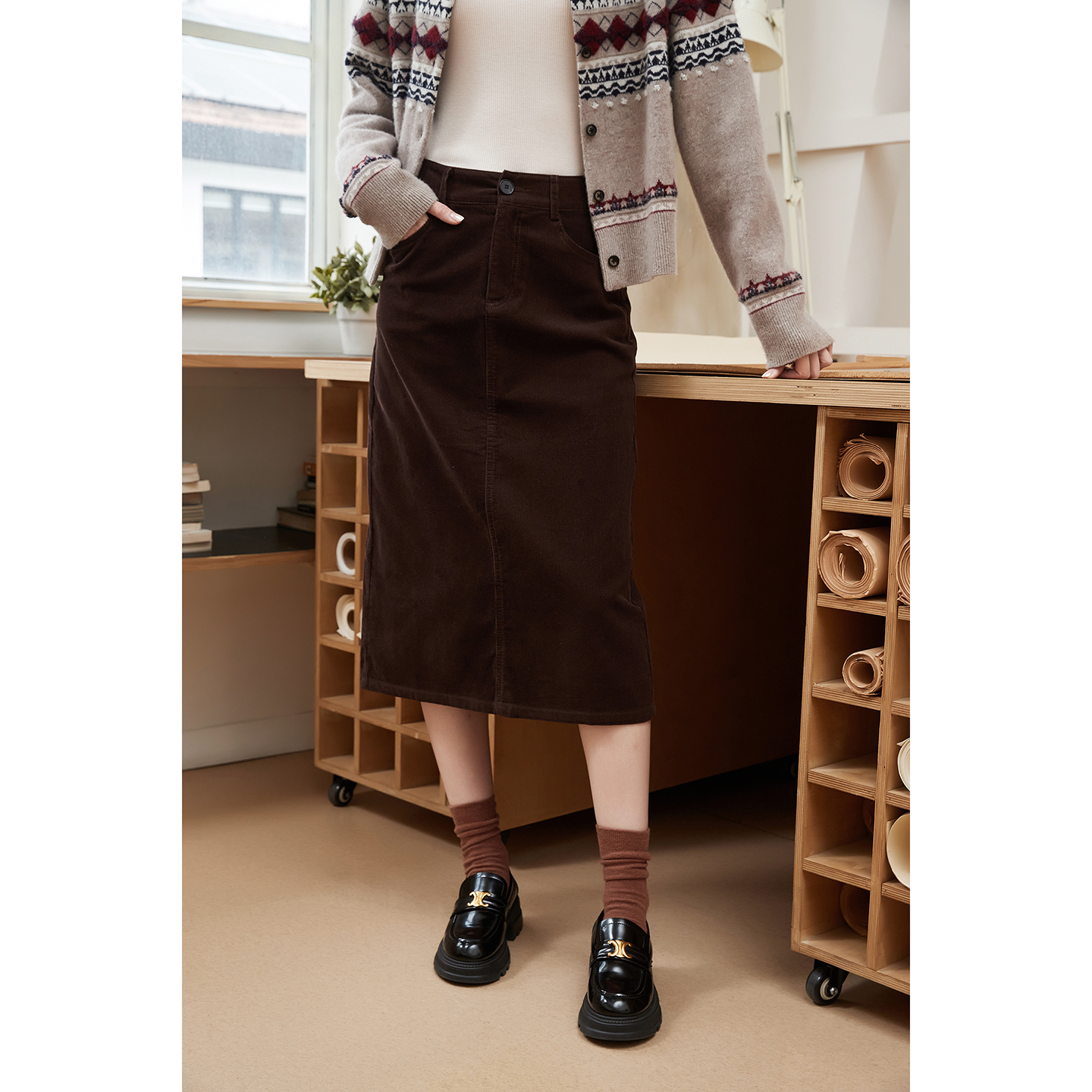 秋季品牌摩卡棕棉弹灯芯绒半裙咖色文艺知性显瘦中长直筒裙子