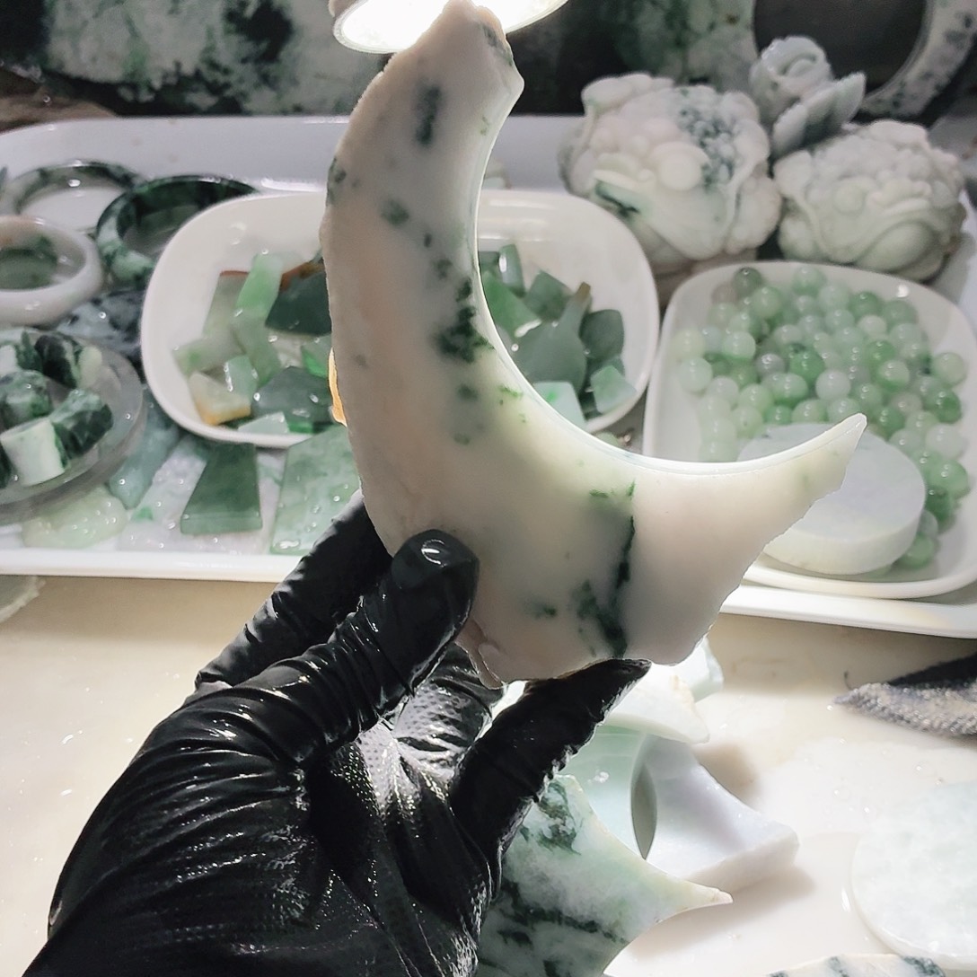 翡翠未镶嵌颈饰边角料