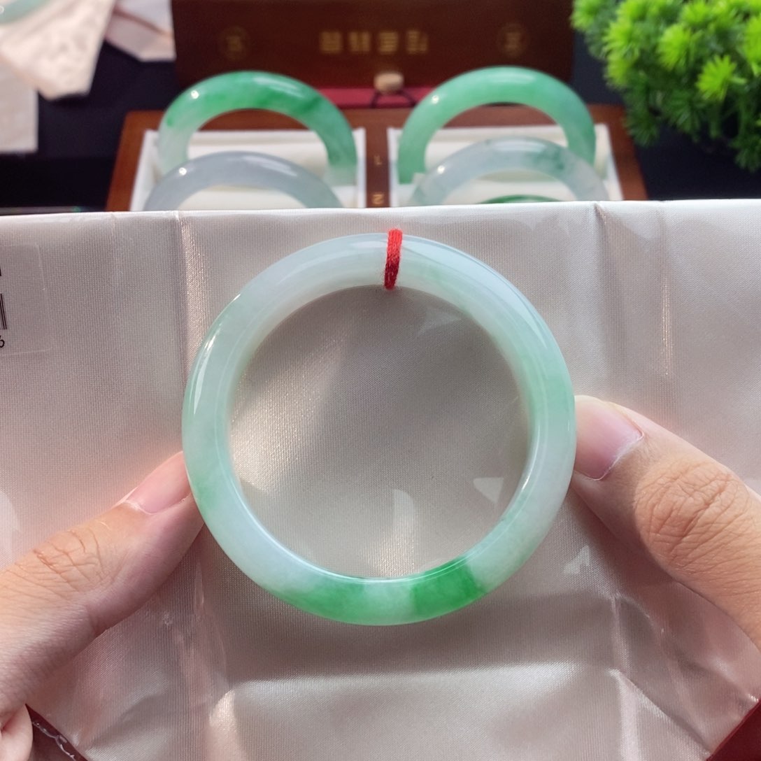 翡翠手镯未镶嵌翡翠手镯