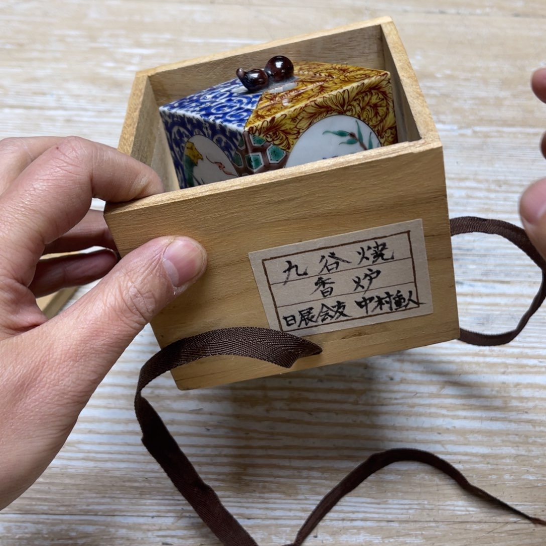 瓷片W***M密密麻麻地排列着一个