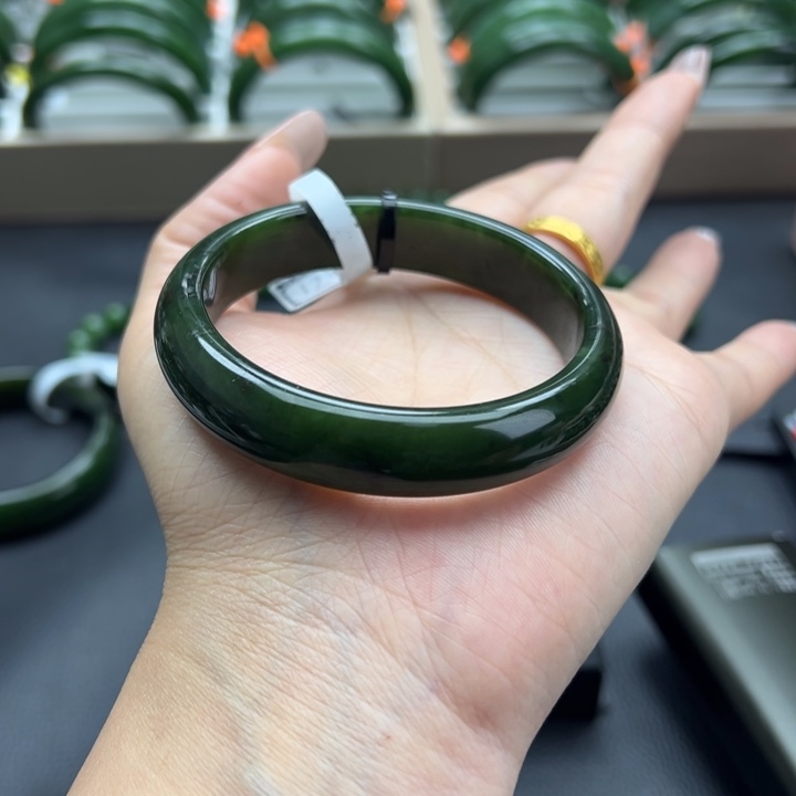 w****和田玉（碧玉）未镶嵌手镯