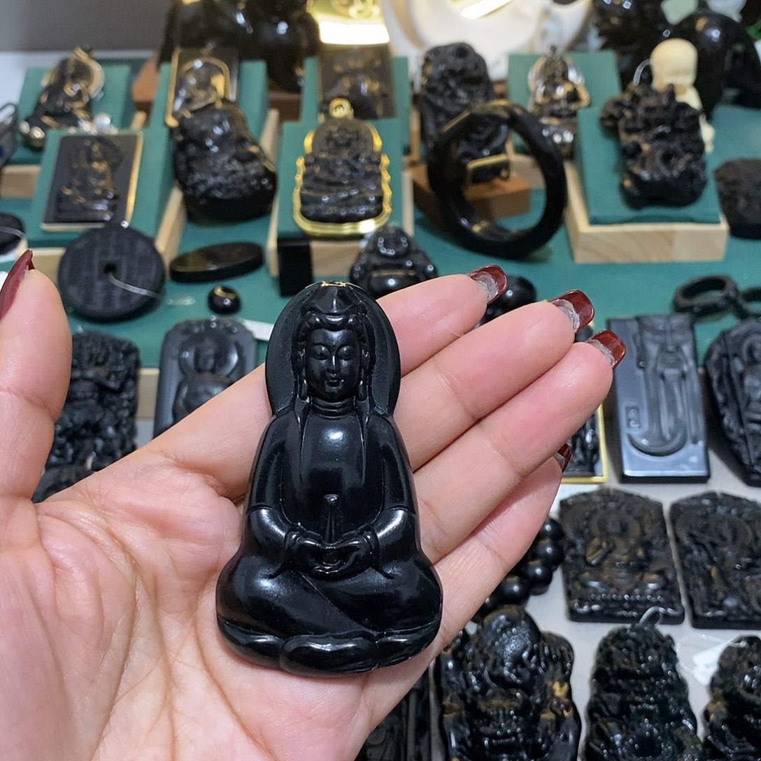 蛇纹石玉颈饰未镶嵌彭*生