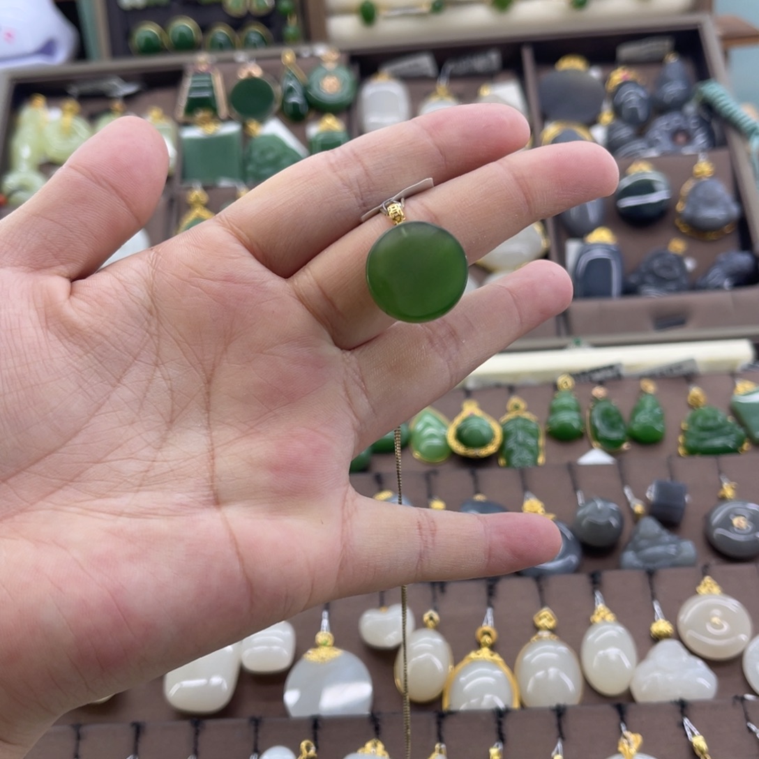 和田玉18K金镶嵌吊坠(赠链)