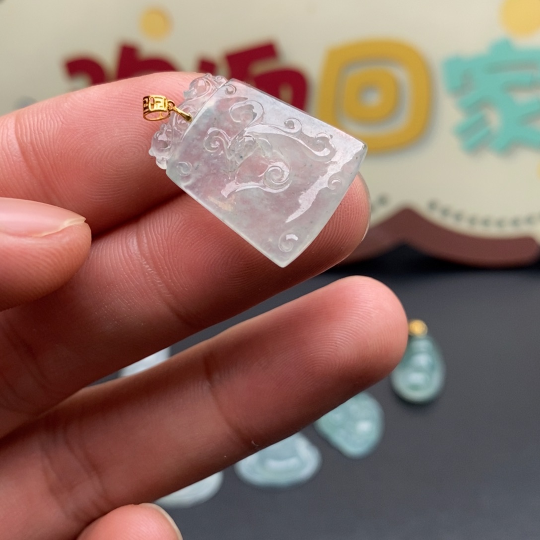 颈饰18K金镶嵌翡翠