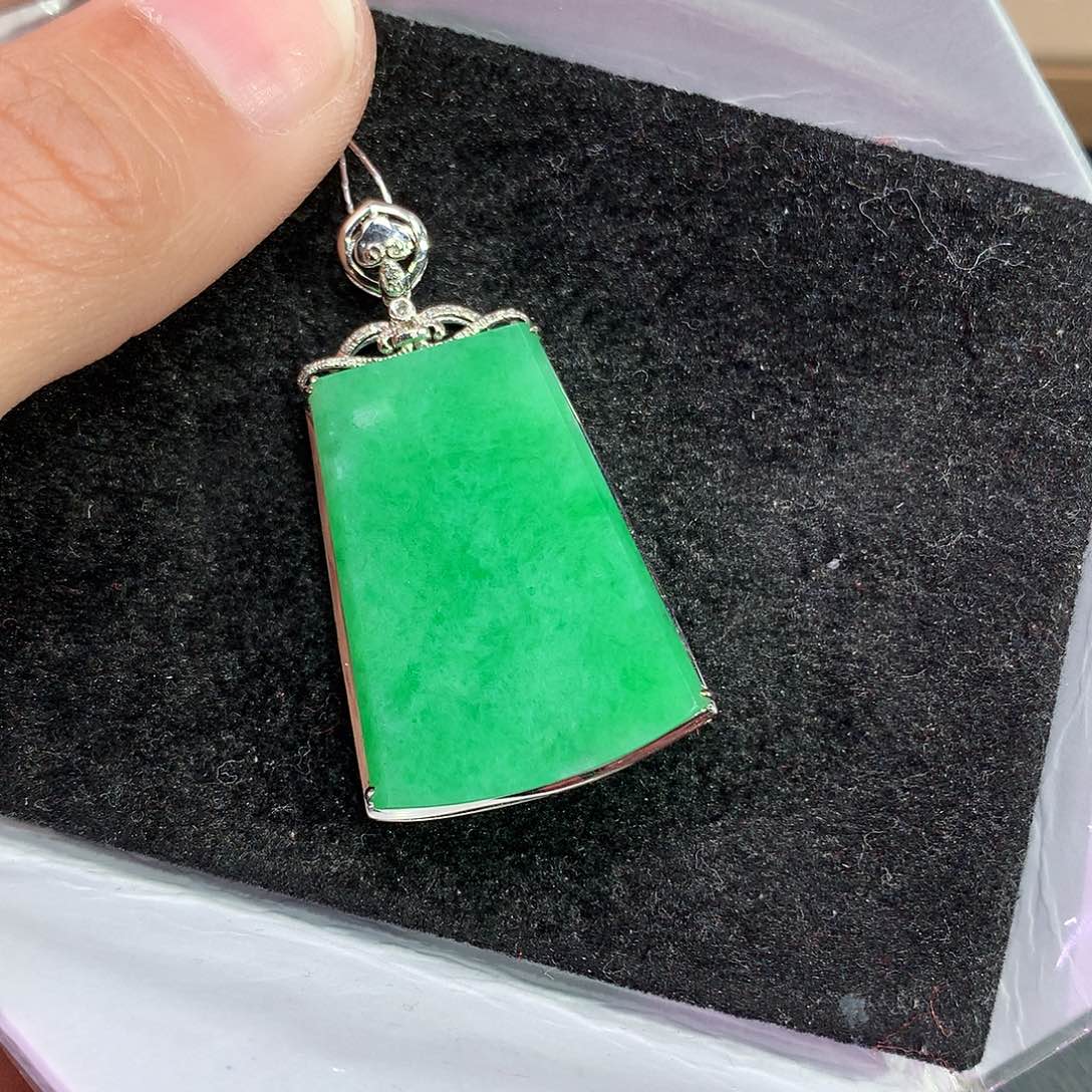 翡翠吊坠(赠链)18K金镶嵌