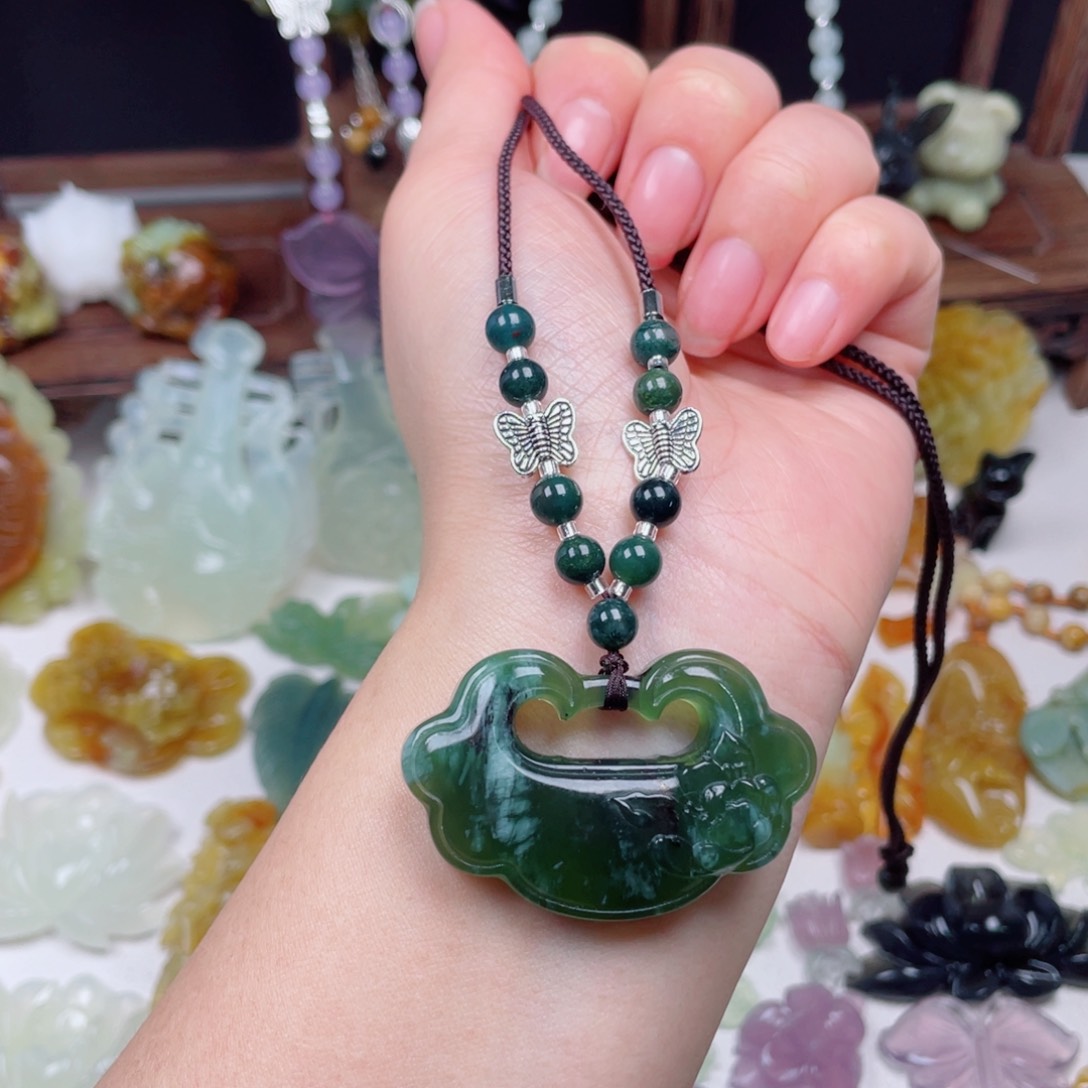 蛇纹石玉未镶嵌颈饰