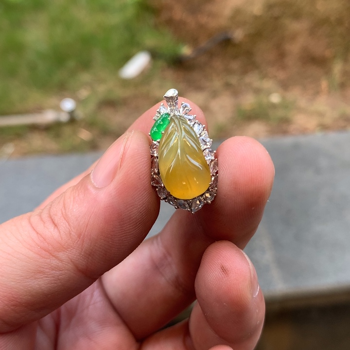 翡翠18K金镶嵌颈饰冰黄叶子