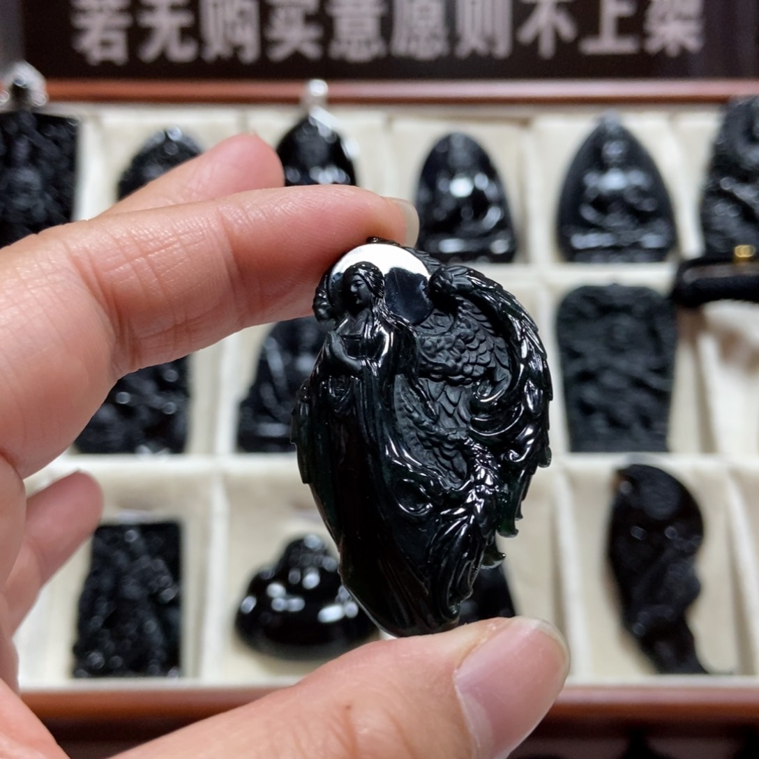 翡翠未镶嵌颈饰天使