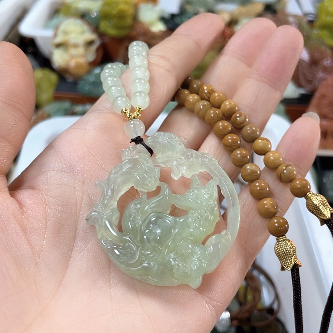 蛇纹石玉颈饰未镶嵌