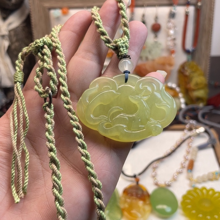 蛇纹石玉吊坠未镶嵌