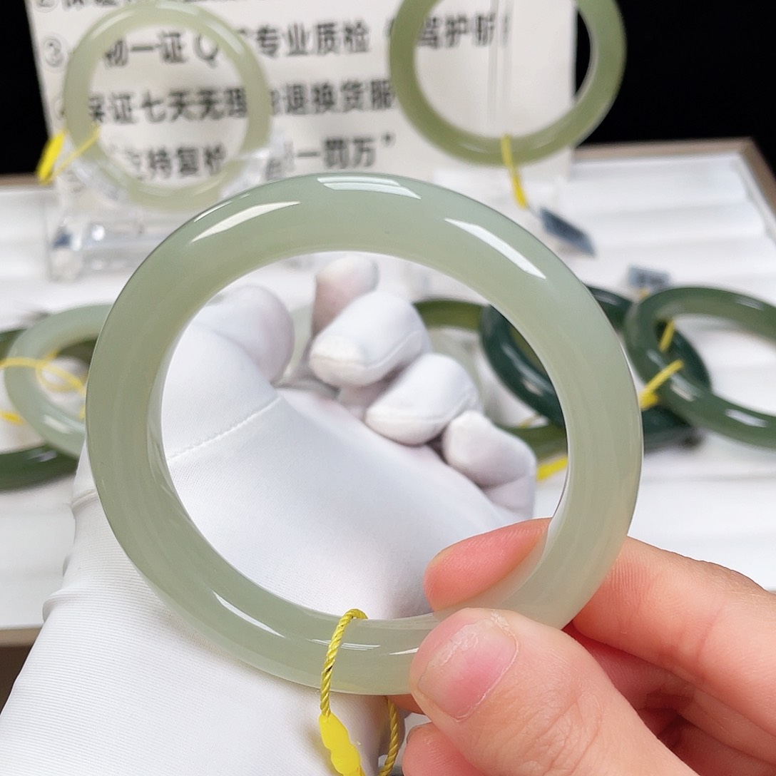 和田玉手镯未镶嵌