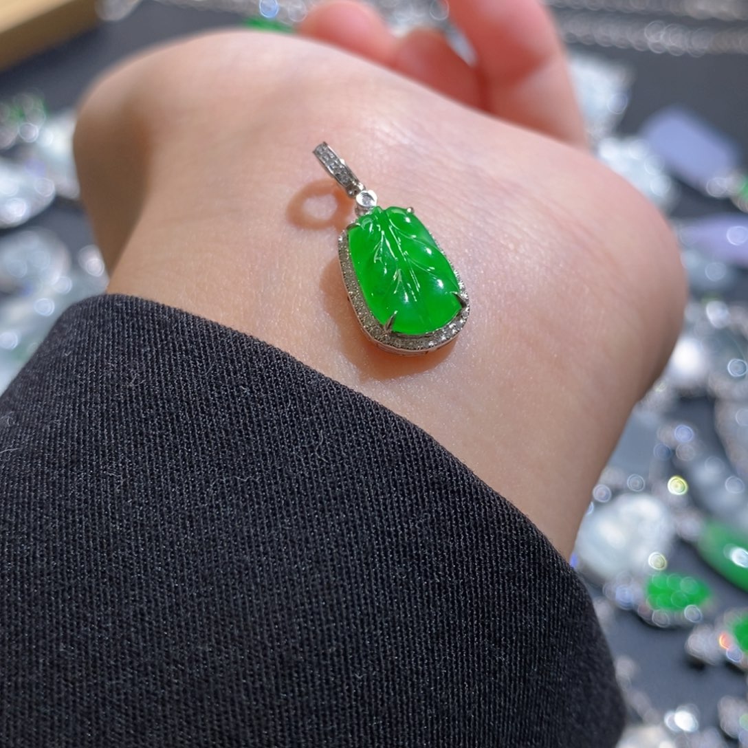 翡翠颈饰18K金镶嵌百搭扣