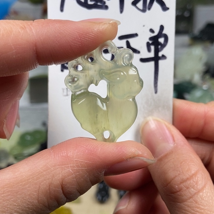 蛇纹石玉颈饰未镶嵌