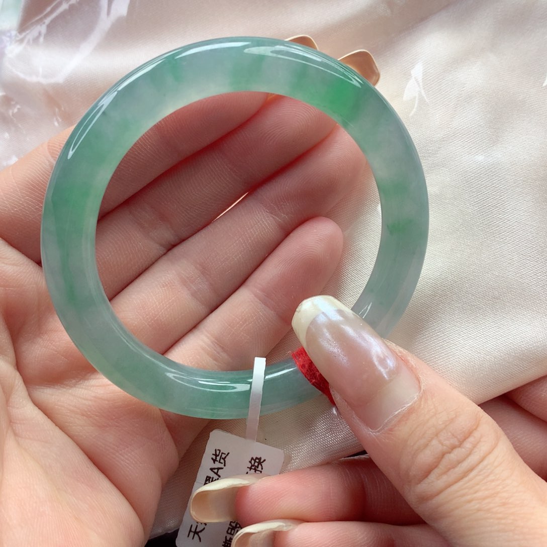 翡翠手镯（圆镯）未镶嵌52圈口 冰透手湖水绿冰飘阳绿