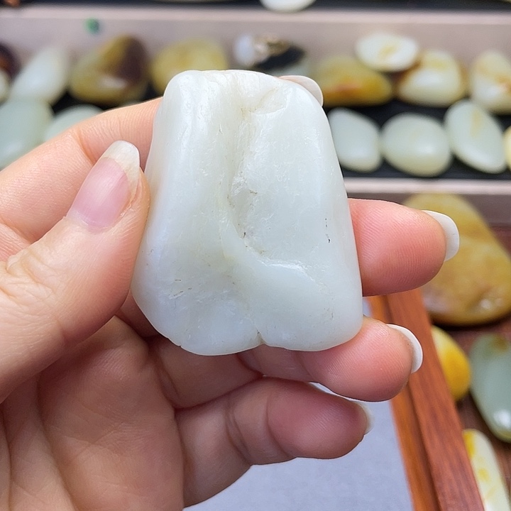 小***强和田玉未镶嵌颈饰