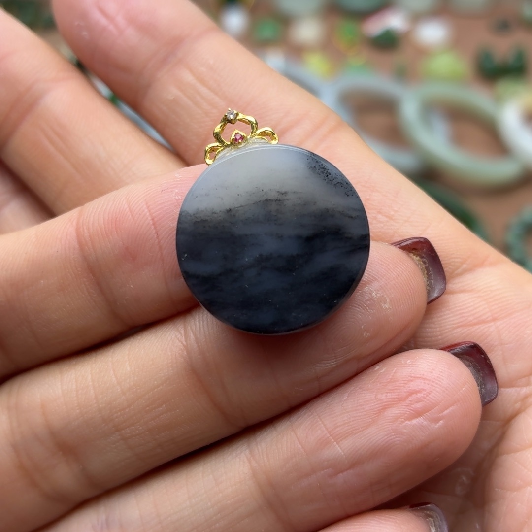 和田玉18K金镶嵌颈饰圆牌