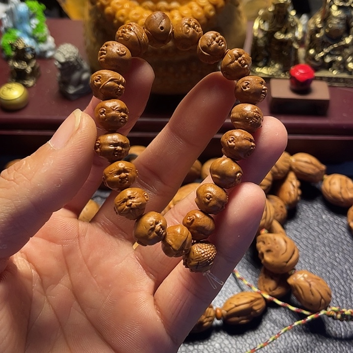 龙纹桃核雕刻怪脸罗汉