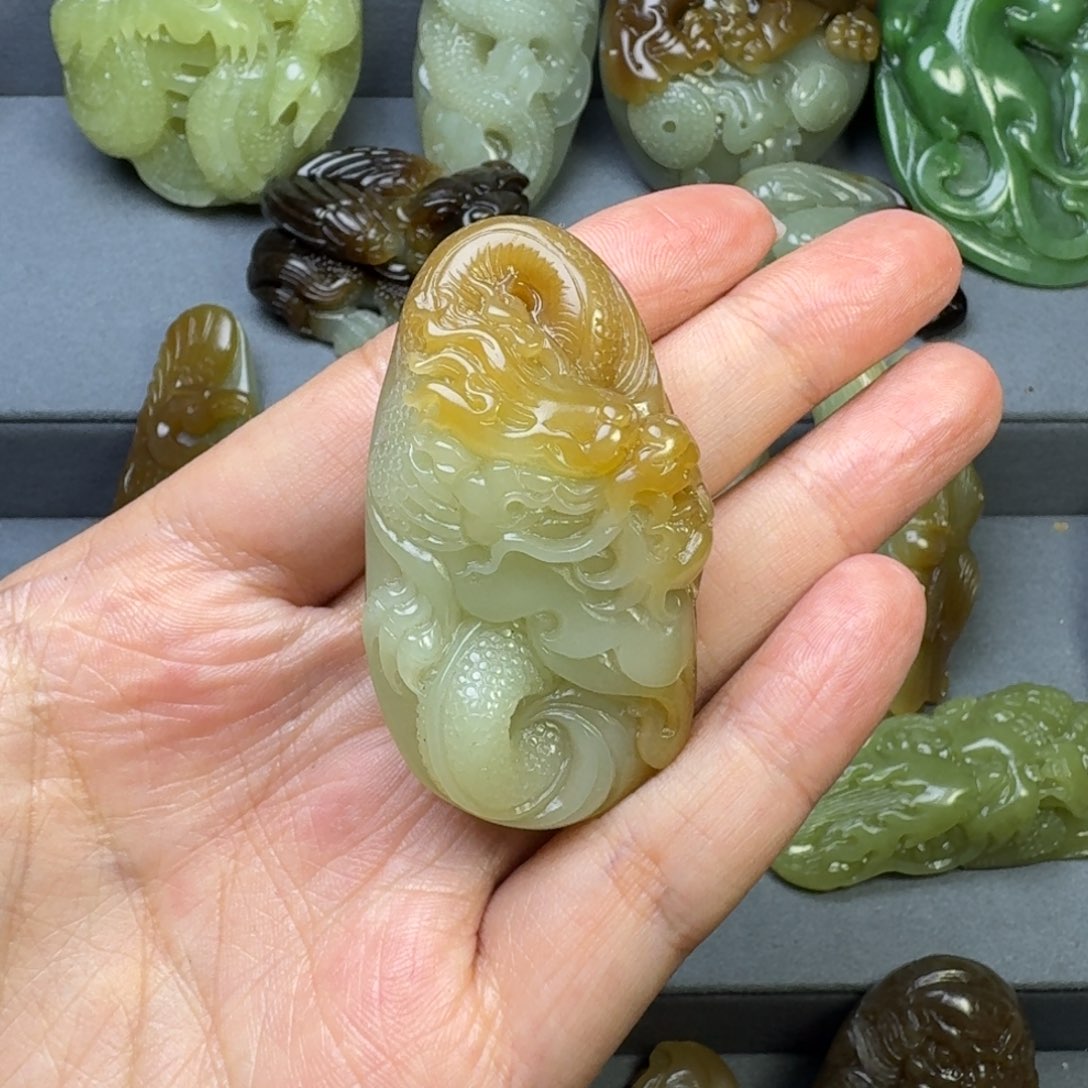 和田玉颈饰未镶嵌崩***鼠
