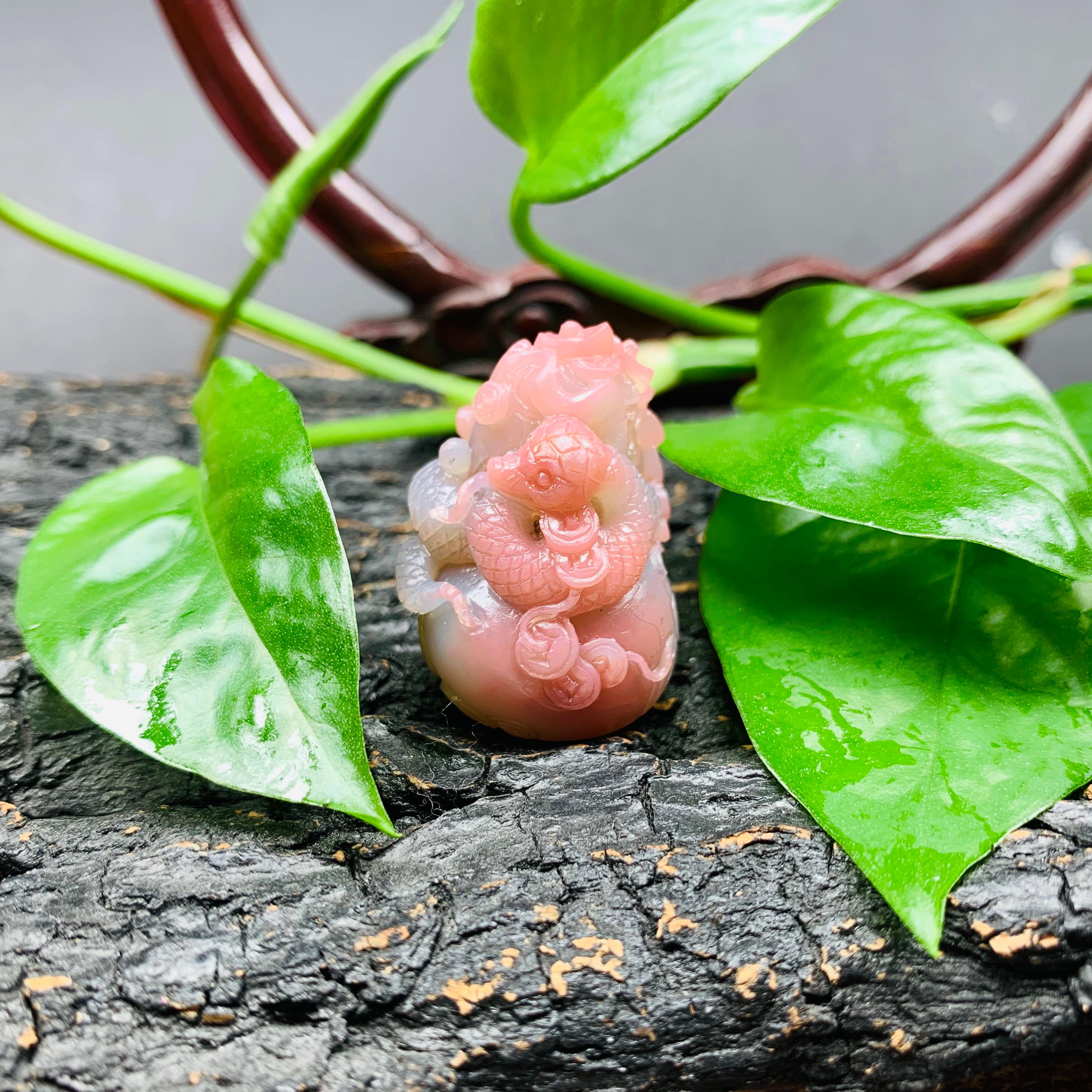 天然老矿七彩盐源玛瑙手工精雕俏色小灵蛇钱袋雕刻摆件