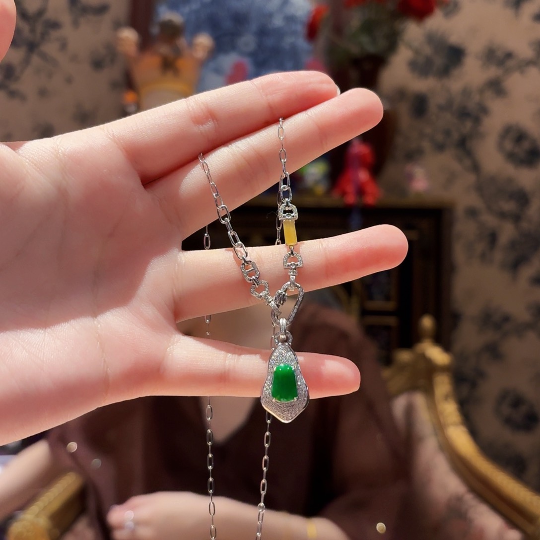 翡翠18K金镶嵌颈饰颈饰