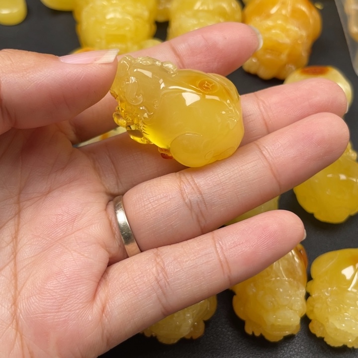 东***）琥珀未镶嵌裸石蜜蜡