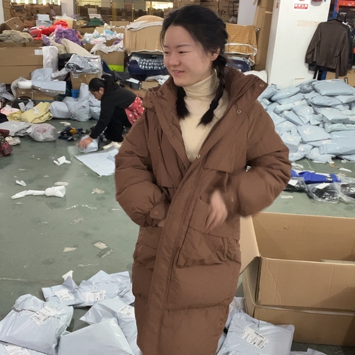 咖色长款外套。 l。 160