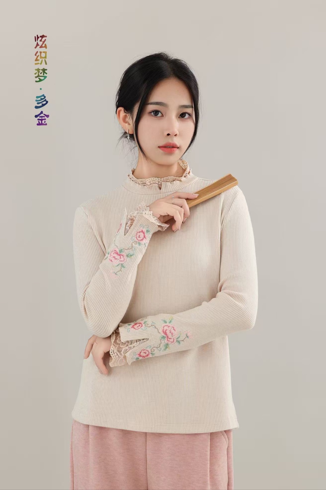 炫织梦新中式国风米色半高领蕾丝拼接针织衫秋季女刺绣花朵打底衫