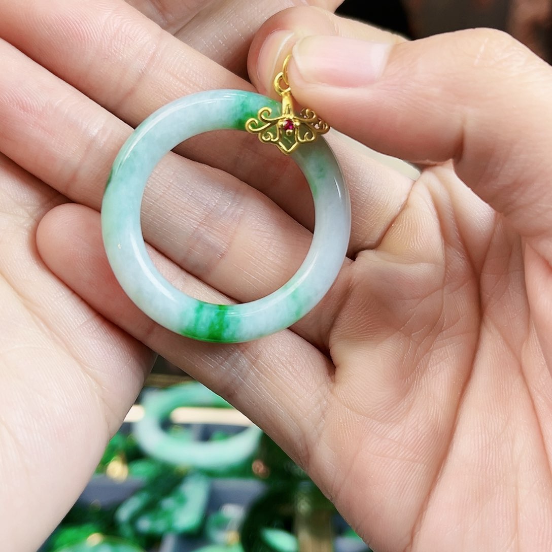 翡翠颈饰银S925镶嵌吊坠多样性