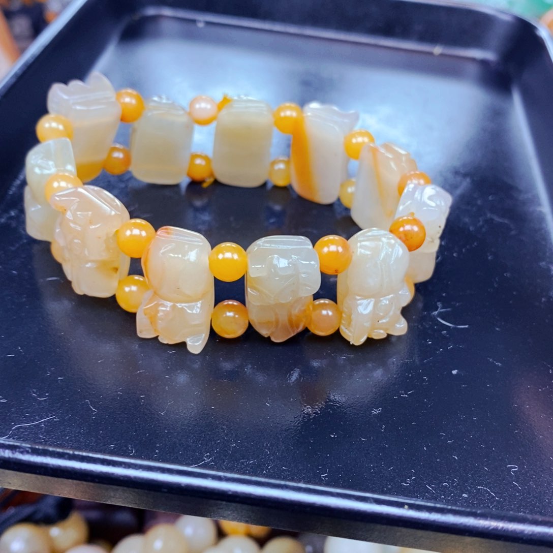 石英质玉（黄龙玉）未镶嵌颈饰