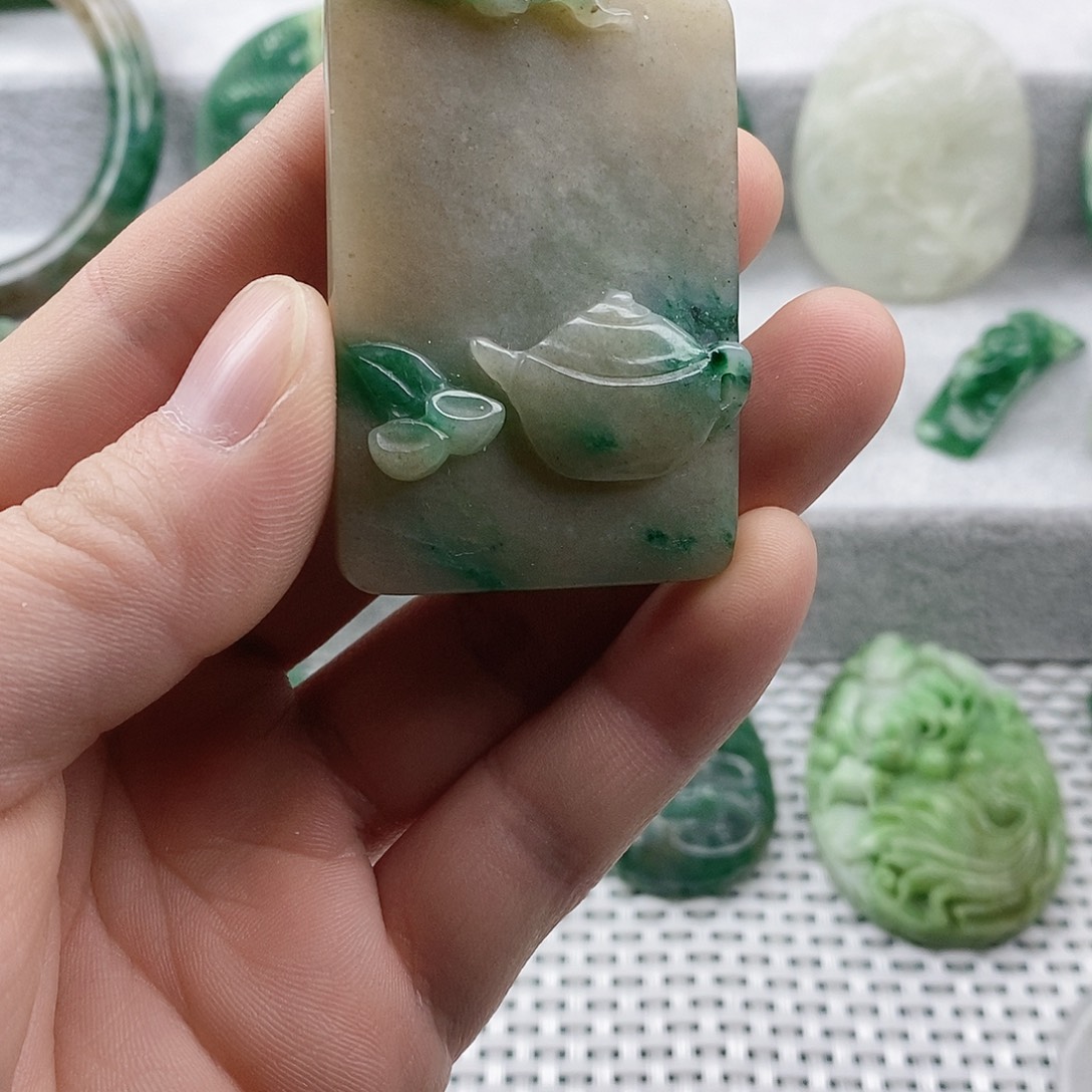 独山玉未镶嵌颈饰