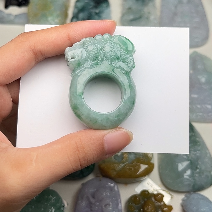 翡翠未镶嵌颈饰挂件